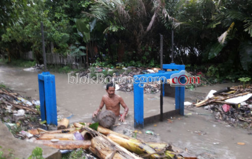 Resah, Sampah Menumpuk di Sungai Desa Wedi